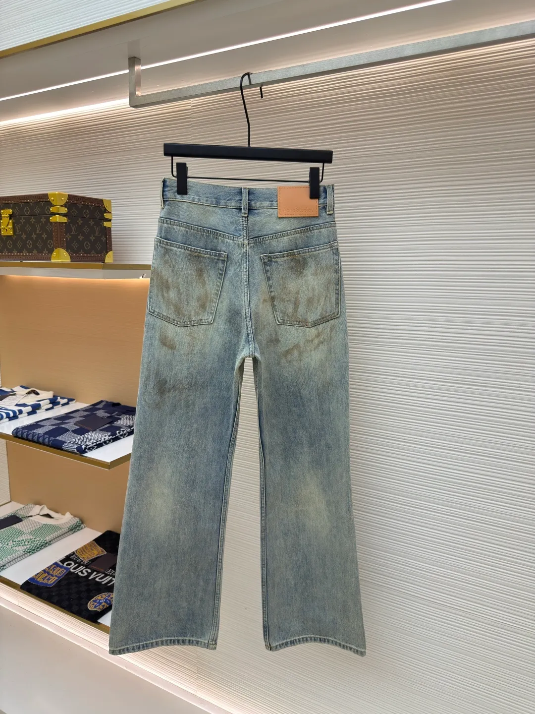 Acne Studios dirty ripped jeans with splashes of ink ●Authentic product: Purchased and developed by 6789 ●Item number: 1680161-A75 ●Material: denim fabric ●Technology: distressed wash ●Version: Fitted version ●Weight: about 670 grams ●Size: 29-30-31-32-33-34 ●Description: Distressed ripped straight jeans, Juju heavy industry, retro distressed wash process, casual and versatile Easily wear a fashionable style. Handmade with many irregular holes to make the whole pair of pants more layered. It can be matched with the same style to create a fashionable look, and can be used in various occasions. Customized accessories, complete with three labels, the same style for men and women!